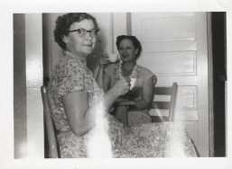 Mama & Sarah (800x588)