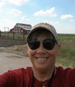 selphie-with-barn-689x800